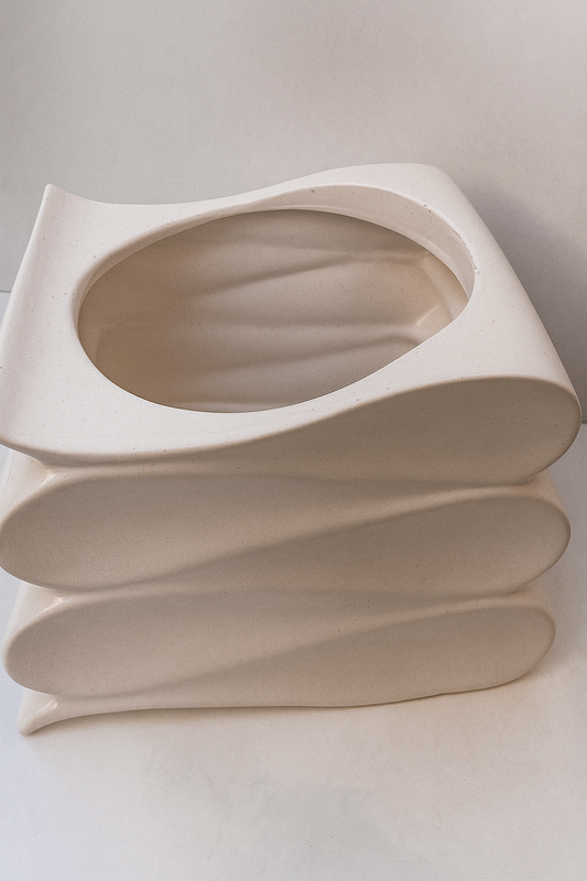 Vase ondulé en céramique beige